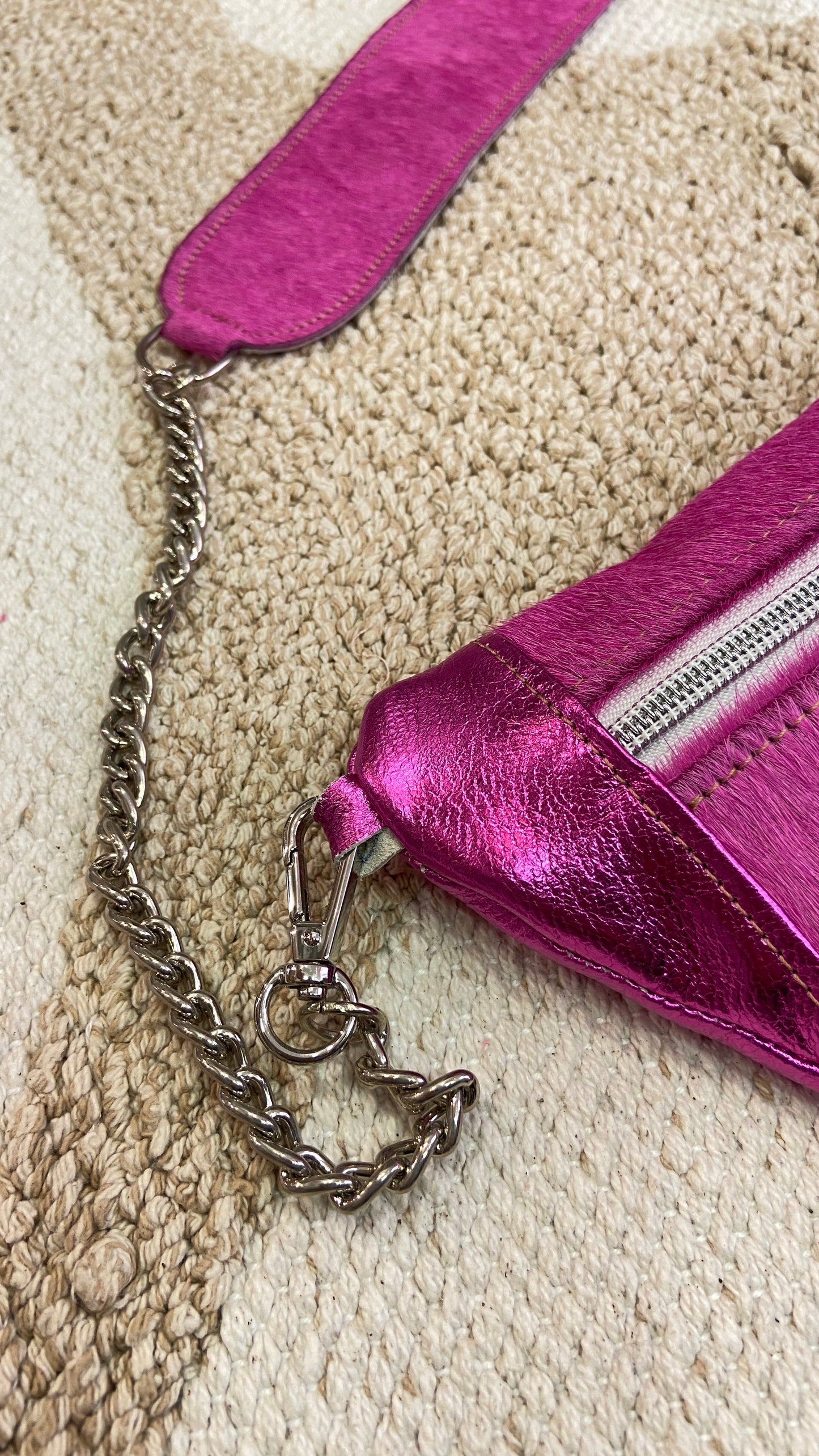 Banane en cuir rose metallisé